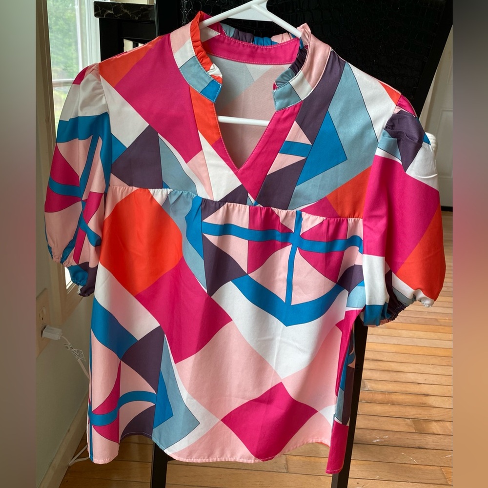 NWOT SHEIN LUNE Geo Print Notched
Neckline Puff Sleeve Blouse